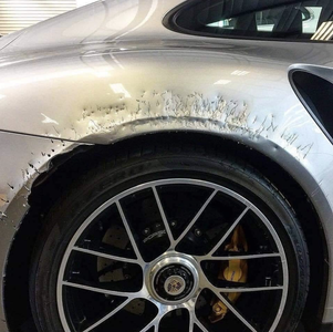 Porsche 911 Turbo S schade hond Pure Luxe