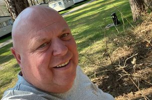 Peter Gillis maakt een selfie in zijn tuin