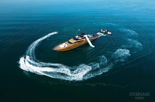 Only in Dubai - Een schitterende superyacht van 136 voet lang bedekt met verf vermengd met 24-karaats goudstof