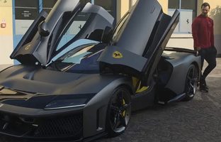 Zlatan Ibrahimović is jarig, en dus doet hij zichzelf traditiegetrouw w&eacute;&eacute;r een Ferrari cadeau: "Happy birthday Zlatan"