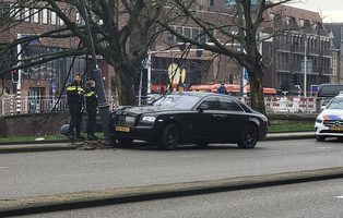 Rolls-Royce botst tegen paal in Haarlem