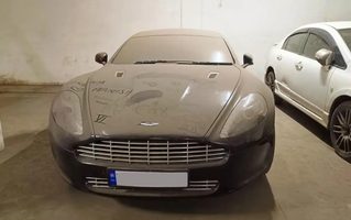 Aston Martin met deuren en ramen open gevonden onder dikke laag stof