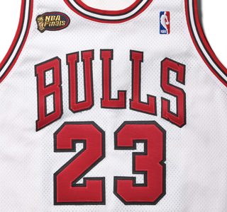 Het 'Last Dance'-shirt van Michael Jordan dat naar de veiling ging