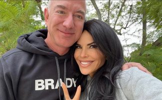 Een selfie van Jeff Bezos en zijn vrouw Lauren S&aacute;nchez