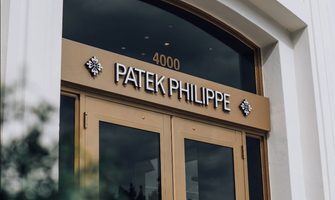 Het Patek Philippe-logo op de voorkant van een boetiek