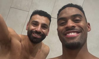 Mohamed Salah maakt een selfie met Ryan Gravenberch