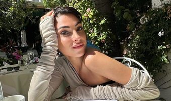 Influencer Anna Nooshin neemt nieuwe bolide met vanafprijs van &euro; 150.000 in ontvangst: 'Sommige dromen vergaan niet, ze evolueren'