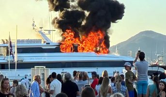 Het superjacht Sea Lady ter waarde van &euro; 92,5 miljoen brandde volledig af