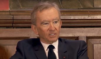 Bernard Arnault tijdens een interview over LVMH. Hij stelt zijn zoon als CEO van Loro Piana