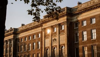 Het voormalige Paleis van Justitie in Amsterdam waar Rosewood gevestigd is