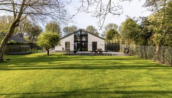 De achterzijde van de nieuwe villa van Noa Lang in Oostvoorne
