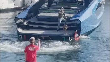 Miljonair gooit met biljetten van $ 100 nadat hij wordt geweigerd met zijn Lamborghini-jacht