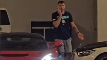 Basketballer Luka Dončić bij zijn ingebouwde Rimac Nevera
