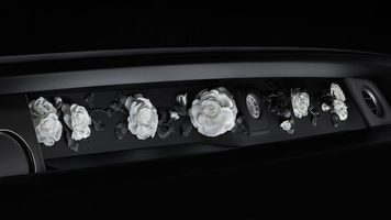 rolls-royce the phantom rose roos bloem Pure Luxe