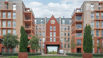 John de Bever verkoopt appartement met uitzicht op golfbaan