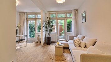 De woonkamer van de benedenwoning van Daley Blind in Amsterdam