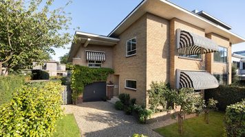 Het buitenaanzicht van de villa van Romee Strijd, die toebehoorde aan Chazia Mourali