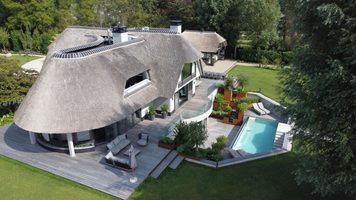 De prachtige miljoenenvilla van Joop Drechsel in Loosdrecht