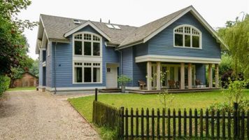 Ajax-spits Wout Weghorst huurt voor &euro; 9.000 per maand een villa in Blaricum