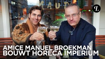Manuel Broekman en Floris Wyers doen een drankje op het terras van restaurant Pepito