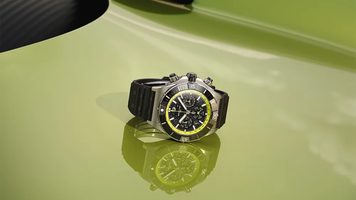 De Breitling Super Chronomat Aston Martin Valhalla