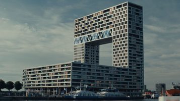 Miljardair Adriaan Mol (42) waagt nieuwe poging en zet Pontsteiger-penthouse voor &euro; 7.350.000 in de etalage