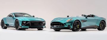 De Aston Martin Valour en de Aston Martin DBR22, die beiden naar de veiling gaan