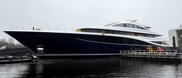 Het nieuwe superjacht 'Project 714', van miljardair Lawrence Stroll, vaart door de wateren van Zuid-Holland