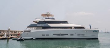 De Nazarov 80 Power Catamaran &rdquo;Courage&rdquo; die geveild wordt door Bright Auctions ligt stil in een Thaise haven