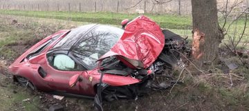 De gecrashte Ferrari 296 GTS in Drenthe