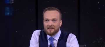 Arjen Lubach presenteert het programma De Avondshow