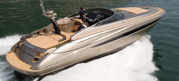 Het motorjacht Riva Rivale 52 waar de tandarts uit Bergen op vaarde