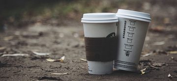 Twee koffiebekers van Starbucks