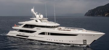 Miljonair en ex-schoonvader van Lil' Kleine verkoopt na prijsverlaging van &euro; 17,5 miljoen eindelijk zijn Feadship-superjacht