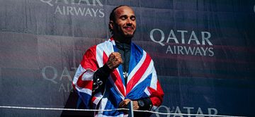 Lewis Hamilton op het podium nadat hij een Formule 1-race heeft gewonnen