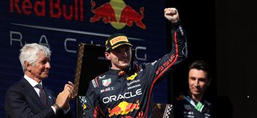 Max Verstappen tijdens de podiumceremonie na de race in Imola