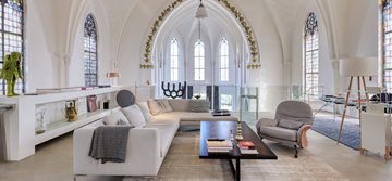 De woonkamer in de kerkwoning van Erik Hallers in Utrecht