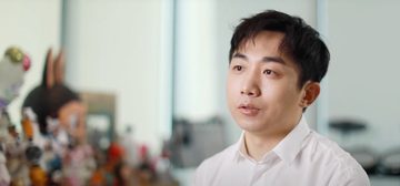 Wang Ning, topman van het bedrijf achter de Labubu-poppetjes, tijdens een interview