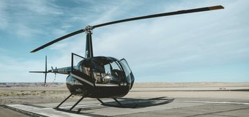 Een helikopter staat stil op het platform