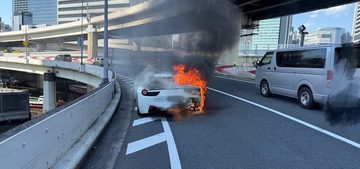 De witte Ferrari van een Japanse muziekproducer gaat in vlammen op