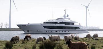 Het superjacht Serena van Heesen Yachts vaart voorbij