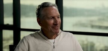 Het superjacht van voormalig Starbucks-CEO Howard Schultz manoeuvreert door de Zuid-Hollandse wateren