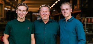 Oos Kesbeke met zijn zoons
