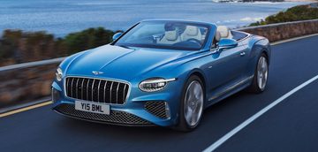 De nieuwe, elektrische Bentley Continental GT rijdt langs het water