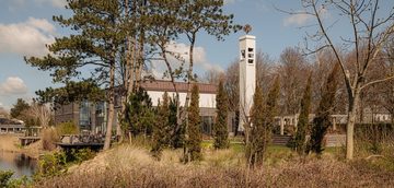 Een buitenaanzicht van de bijzondere kerkvilla in het Noord-Hollandse Bergen