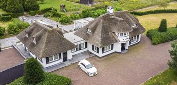 Het buitenaanzicht van de villa van Peter Versluis in Werkendam, die geveild wordt