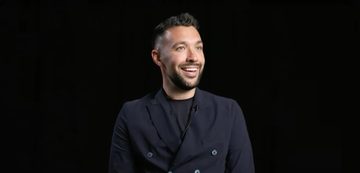 Francesco Farioli tijdens een interview met zijn club Ajax