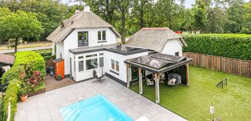 De witte villa van Milan Knol met een zwembad in de achtertuin