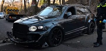 De gecrashte Bentley Bentayga MANSORY in Beek-Ubbergen