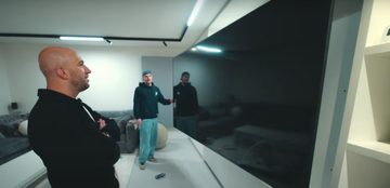 JayJay Boske en Enzo Knol in de tv-kamer tijdens een housetour